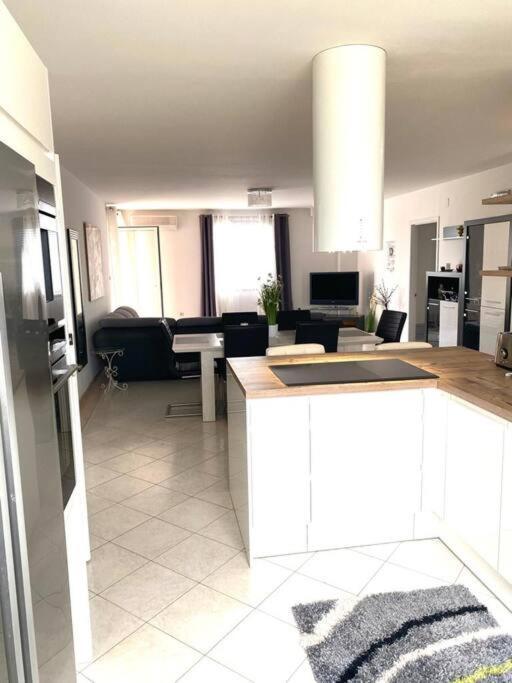 Lovely 3 Bedroom Apartment In Quiet Area W/ Pool Pula Luaran gambar